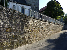 Pflaster- und Treppenarbeiten an St. Crescentius (Foto:Karl-Franz Thiede)